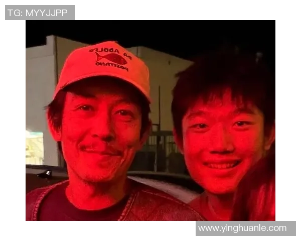 偶遇陈冠希引发热议足球明星身份成谜团引人关注